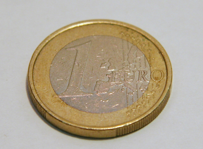 Catastrofa valutară: Euro a depasit pragul de 4,50 lei, nivelul maxim al ultimelor 11 luni