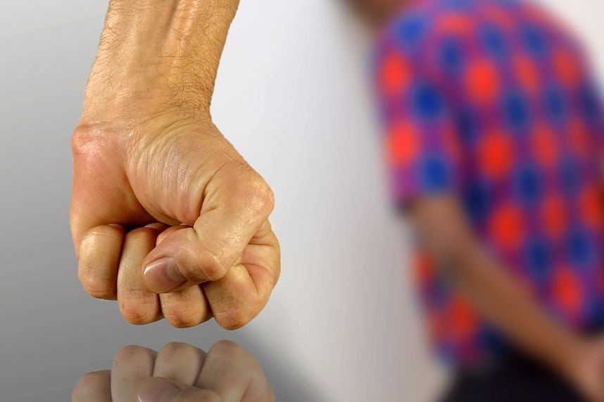 Caz cutremurător la Braşov: Un adolescent şi-a bătut crunt iubita cu o bâtă şi a lăsat-o să moară