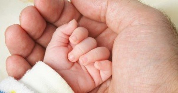 Caz medical extrem de rar! O fetita s-a nascut cu sora ei geamana in propriul pantec