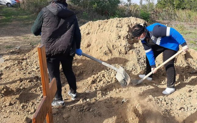 Cazul halucinant al fiicelor care si-au ingropat singure mama moartă de COVID-19