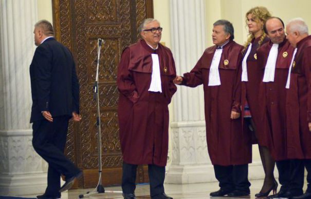 CCR discută, astăzi, sesizarea PNL privind votul din Parlament în cazul lui Ponta
