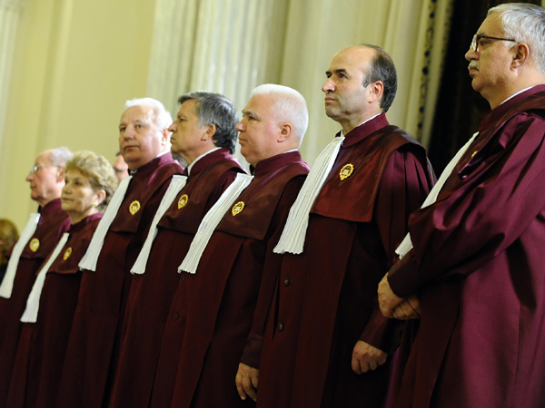 CCR i-a dat câștig de cauză lui Iohannis în privința legii incompatibilității