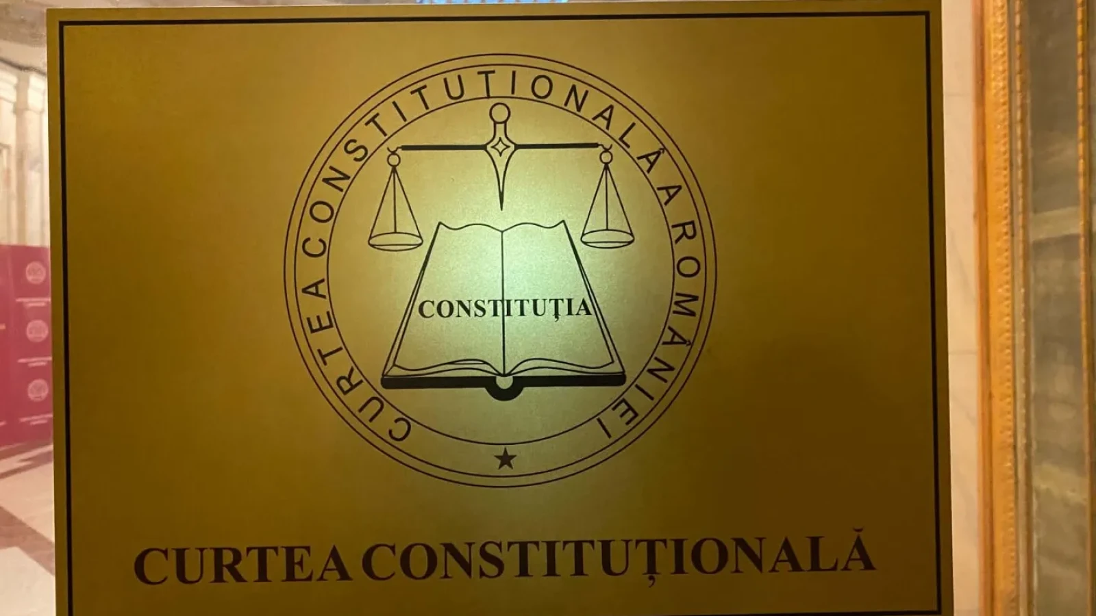 CCR ține de șase luni în sertar sesizarea privind suspendarea permisului pentru amenzi neplătite. Guvernul aplică între timp o măsură vulnerabilă constituțional
