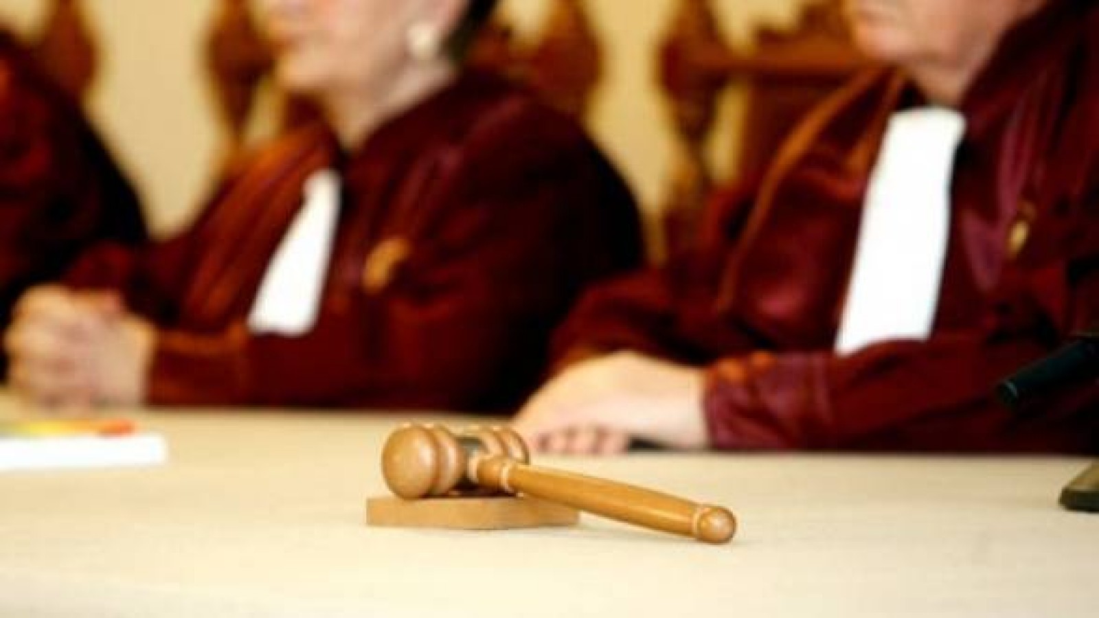 CCR: Lovitură pentru avocaţii condamnaţi penal. Nu mai pot profesa