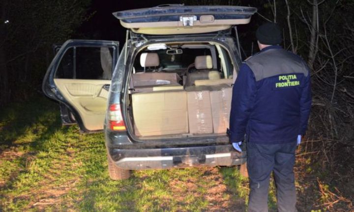 Ce au găsit polițiștii într-o mașină abandonată într-o pădure din Botoșani. Au avut un șoc când au deschis portbagajul