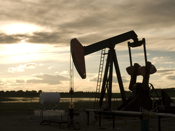 Ce inseamna asta: Petrolul scade, aurul, argintul şi metalele industriale se află pe o tendinţă negativă