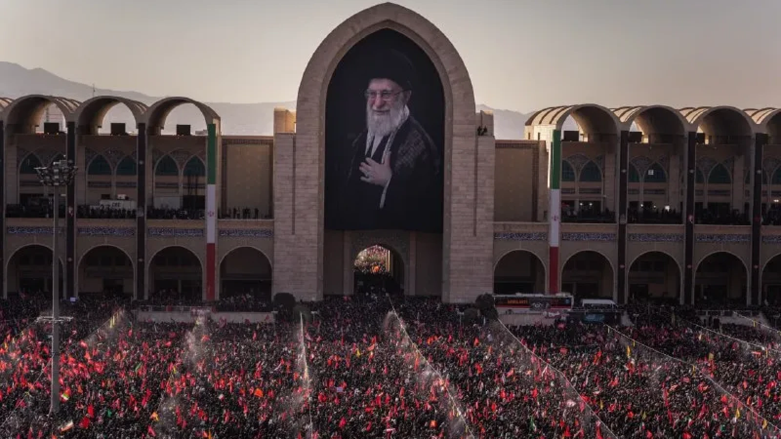 Ce semnificație are steagul roșu de la înmormântarea liderului suprem iranian: semnal de îngrijorare pentru Trump

