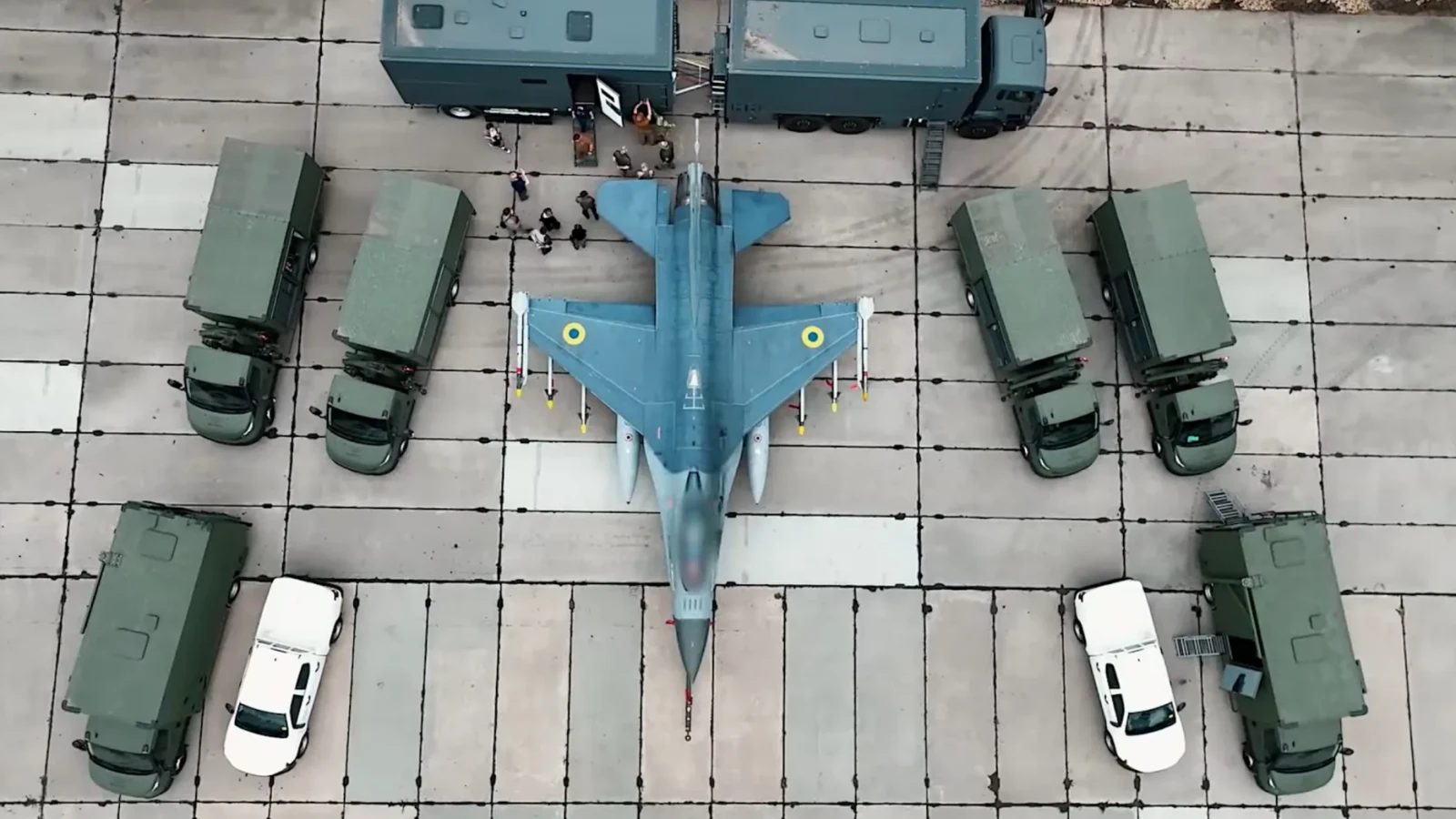 Ce trucuri folosește Ucraina pentru a-și ascunde avioanele de dronele rusești: "Vârâți pilotul în el și puneți-vă în adăpost!"