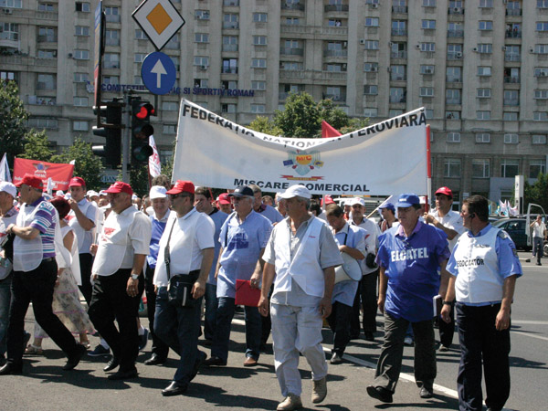Ceferiştii ameninţă cu greva generală
