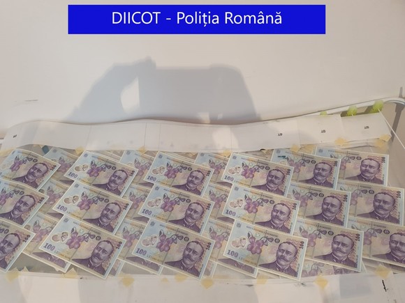 Cel mai mare falsificator de bancnote din plastic din lume, prins de polițiștii români