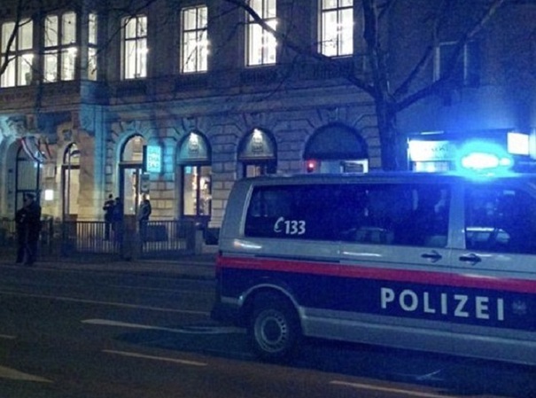 Cel puţin trei răniţi, după ce un individ a atacat mai multe persoane cu un cuţit, în Viena