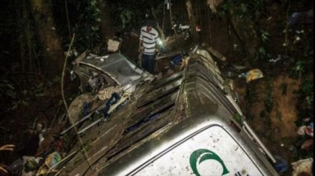 Cel puţin 15 morţi şi 40 de răniţi intr-un grav accident de autocar