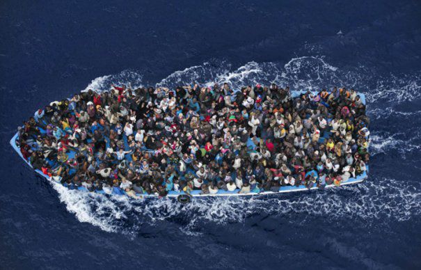 Cel putin 25 de migranti au murit dupa ce o ambarcatiune s-a scufundat in Marea Mediterana