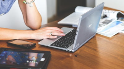 Chatboții AI care promit o legătură directă cu Dumnezeu și sfinții câștigă teren și în România. Însă, dacă vrei să „discuți" cu divinitatea, o poți face doar contra cost
