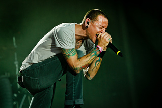 Chester Bennington, solistul trupei Linkin Park şi tatăl a şase copii, s-a sinucis