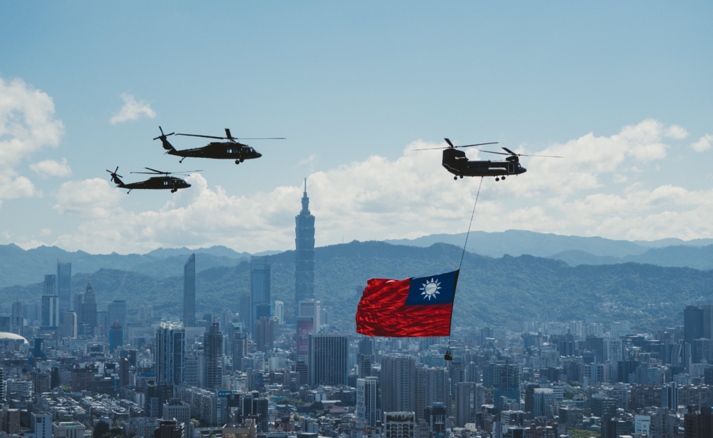 China a încercuit militar Taiwanul: Beijingul își arată forța prin exerciții militare armate ample. Alertă maximă la Taipei