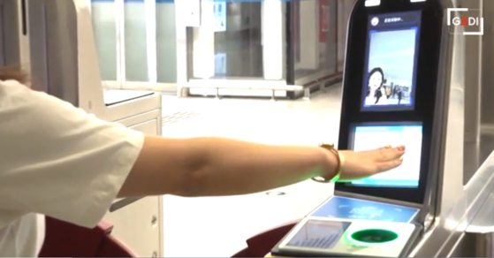 China digitală: După plata cu Face ID, scanarea palmei pentru a intra la metrou!

