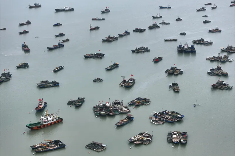 China trimite mii de bărci de pescuit în largul coastelor Japoniei care se pot transforma oricând în arme plutitoare!