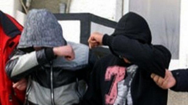 Cinci copii între 11 şi 15 ani au dat 50 de spargeri în jumătate de an