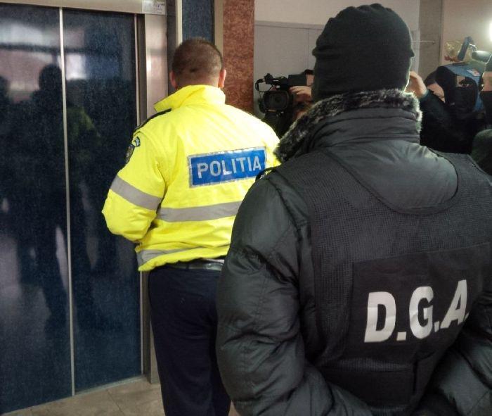 Cinci din cei şase poliţişti, din Timişoara, suspectaţi de luare de mită au fost reţinuţi
