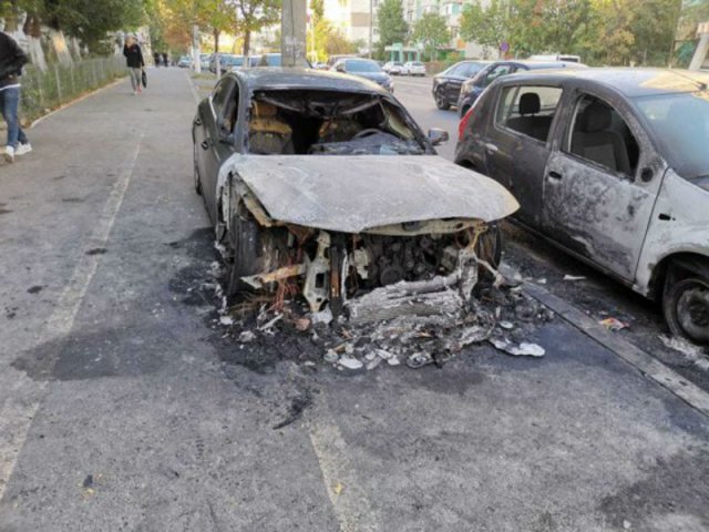 Cinci mașini incendiate de un piroman într-o parcare din Galati