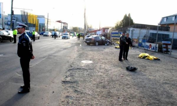 Cinci oameni au murit la Braila după ce o mașină a intrat într-o stație de autobuz VIDEO