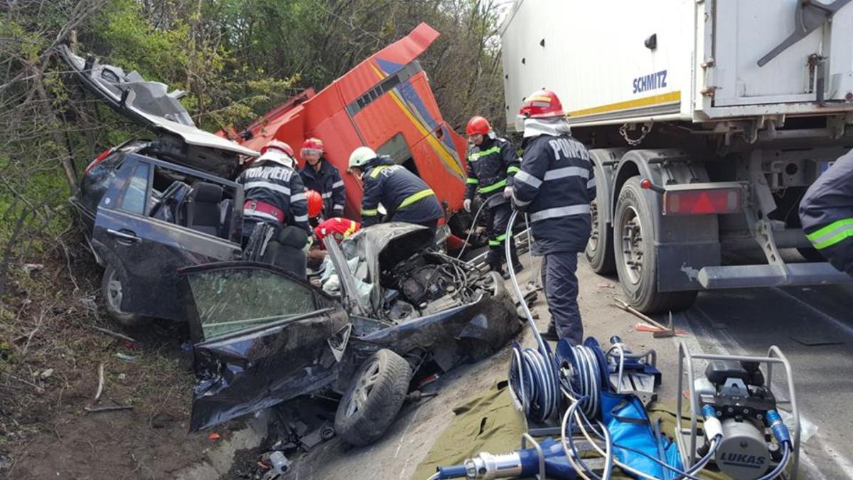 Cinci persoane, între care doi copii, au murit, în urma unui accident produs din cauza exploziei unei anvelope