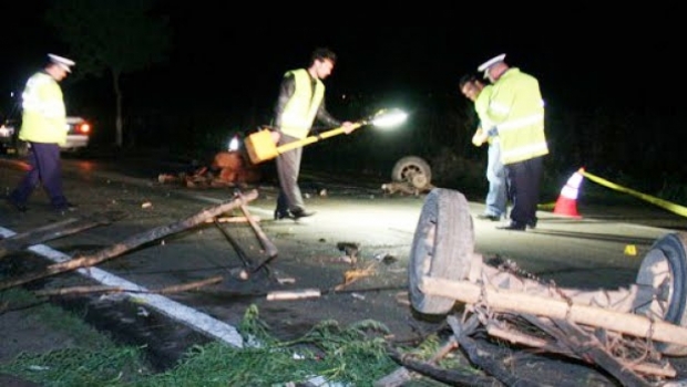 Cinci persoane rănite după ce o maşină a intrat în două căruţe şi a luat foc
