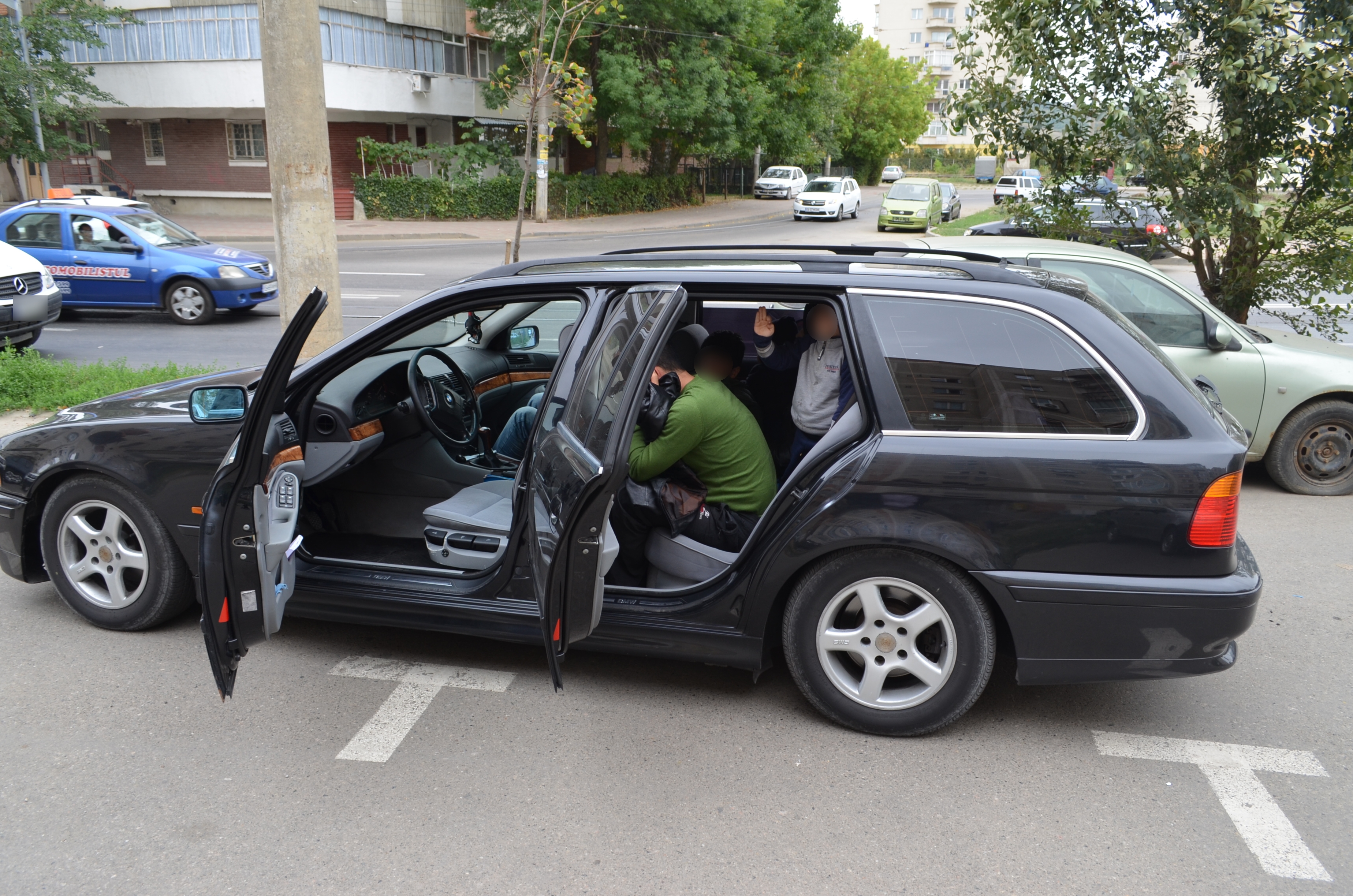 Cinci traficanţi de migranţi capturaţi la frontiera cu Moldova