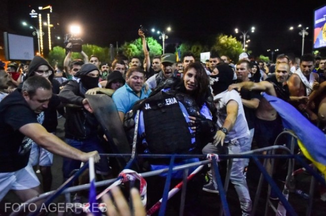 Cine este femeia-jandarm bătută de protestatari. Are doar 20 de ani. Care este diagnosticul medicilor