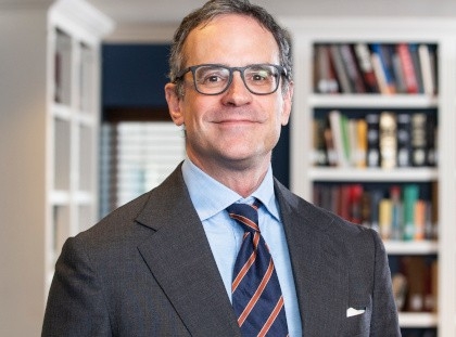 Cine se află în spatele politicii externe anti-europene a lui Trump?
