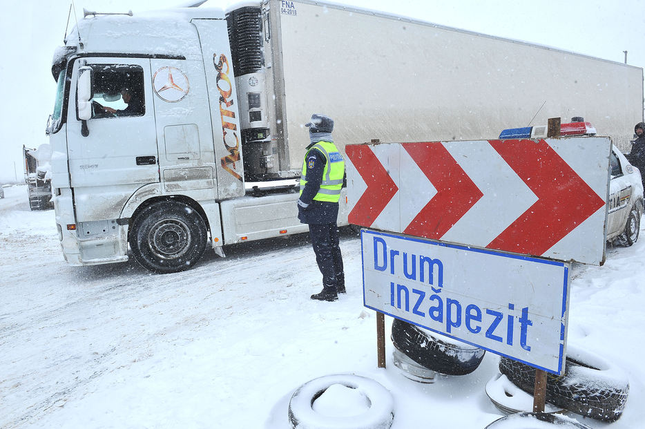Circulaţie oprita pe mai multe drumuri nationale. Ce şosele sunt inchise din cauza zapezii