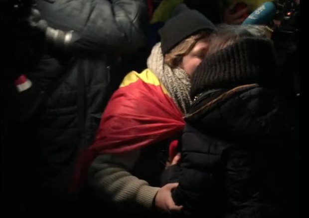Clipe romantice la miting. Cerere în căsătorie prin portavoce la protestul din Piața Victoriei