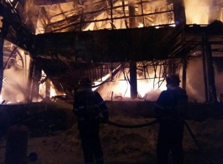Clubul Bamboo a ars ca o torță. Sute de persoane inauntru, zeci de persoane au fost rănite, iar clădirea a ars complet