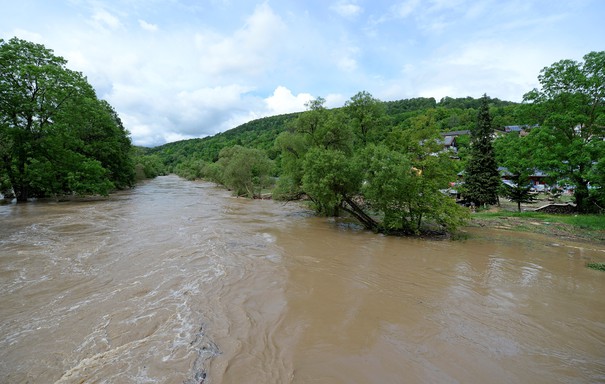 Cod galben de inundaţii pe râuri din 17 judeţe până duminică seara