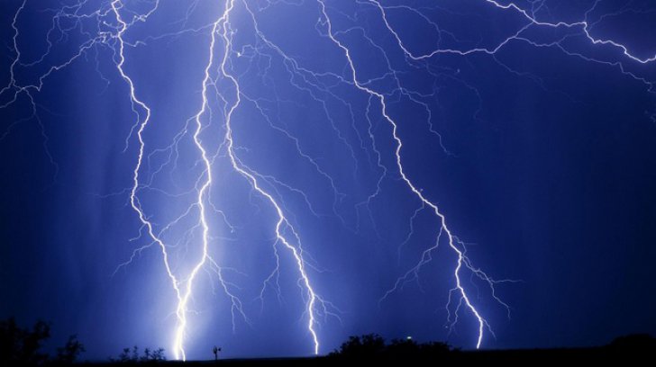 Cod galben de ploi în aversă, descărcări electrice şi vijelie. Ce zone sunt afectate