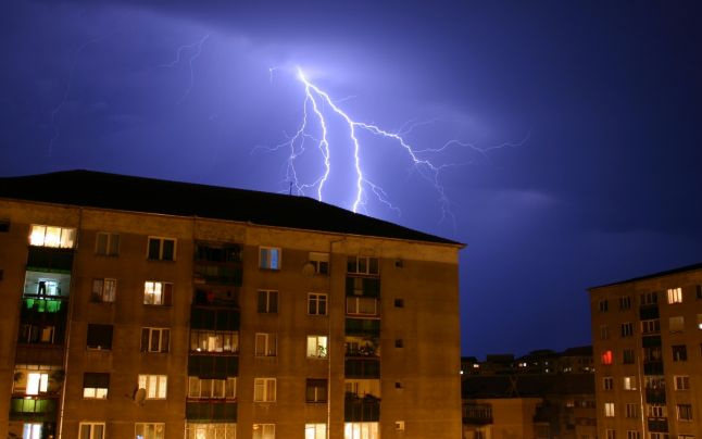 Cod galben de vijelii şi vânt puternic în mai multe judeţe din ţară