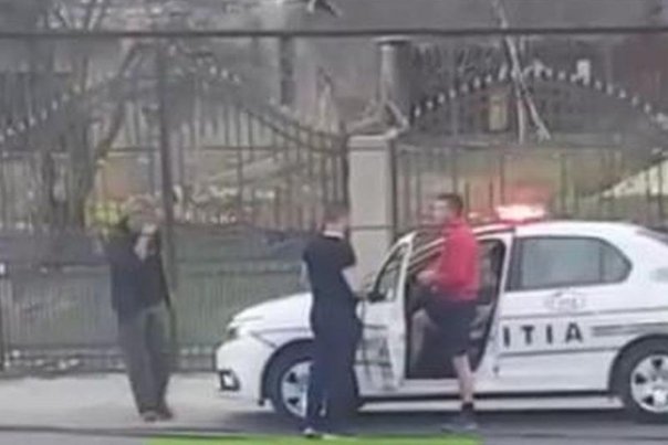 Colegii ii iau apararea politistului in pantaloni scurti