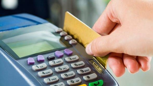 Comercianţii cu afaceri de peste 10 mii de euro pe an vor fi obligaţi să accepte plata cu cardul