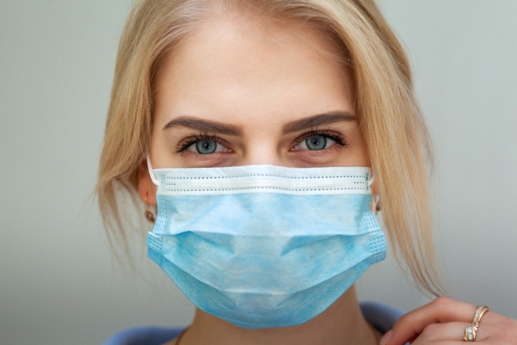 Comisia Europeană anunță revenirea măștii, a limitarii reuniunilor și a vaccinarii in masă cu doza a 4-a booster bivalent!