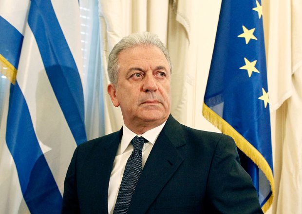 Comisia Europeană: Trebuie repartizați lunar în UE 6.000 de refugiați aflați în Italia și Grecia