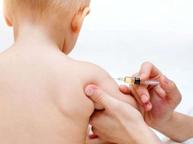 Conform noii legi, părinții care nu-și vaccinează copiii pot face închisoare