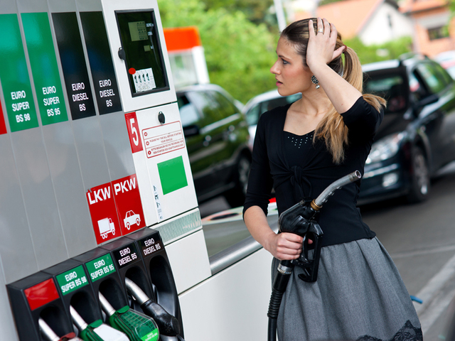 Consiliul Concurenţei investighează de ce preţul carburanţilor din România depăşeşte media UE