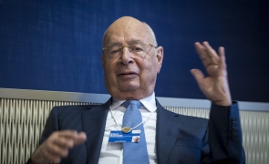 Controversatul Klaus Schwab renunță să mai conduca ofical la 86 de ani Forumul Economic Mondial
