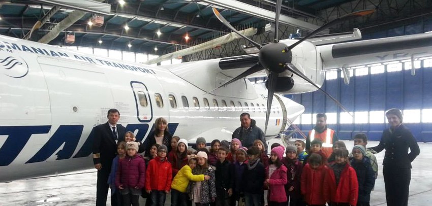 Copii în vizita la TAROM, cu ocazia zilei de 1 iunie