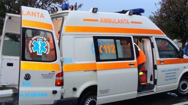 Copil de cinci ani rănit după ce a căzut într-un canal al unei benzinării de pe DN1