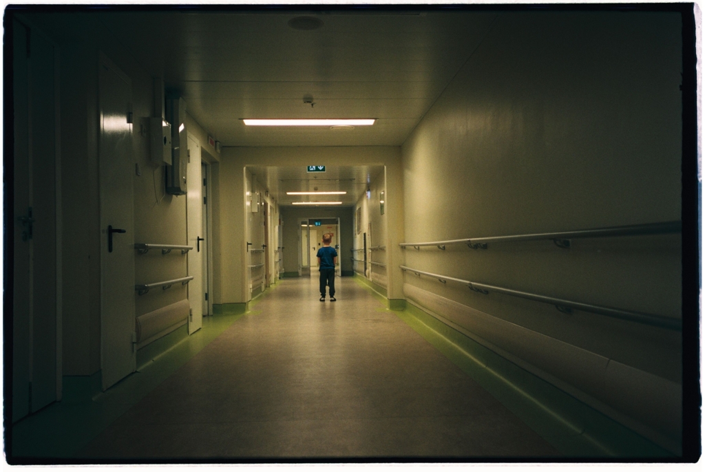 Copil dus la morgă, găsit în viață în camera frigorifică, după mai multe ore. 