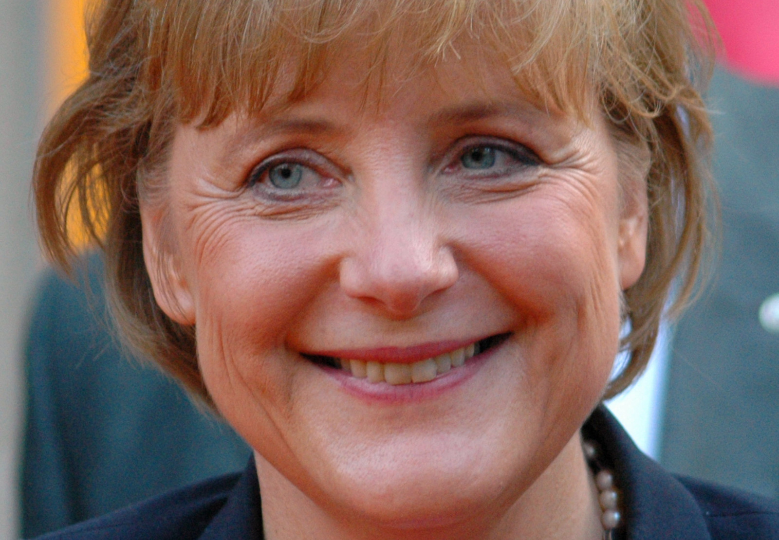 Corb la corb: Merkel o laudă pe Hillary Clinton
