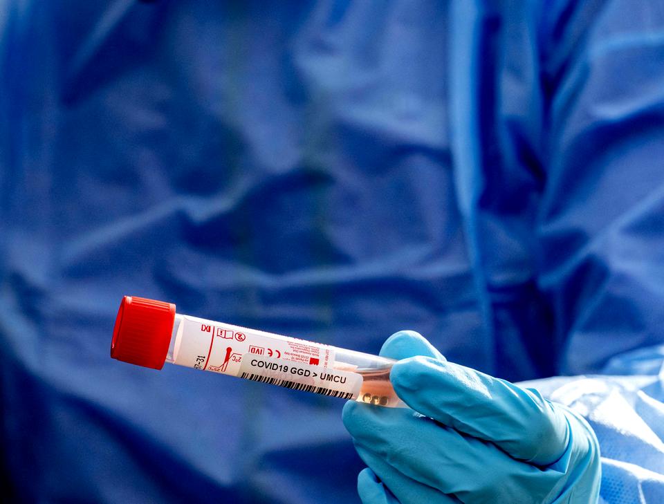 Coronavirusul devine tot mai contagios, dar nu și mai mortal, arată experții americani