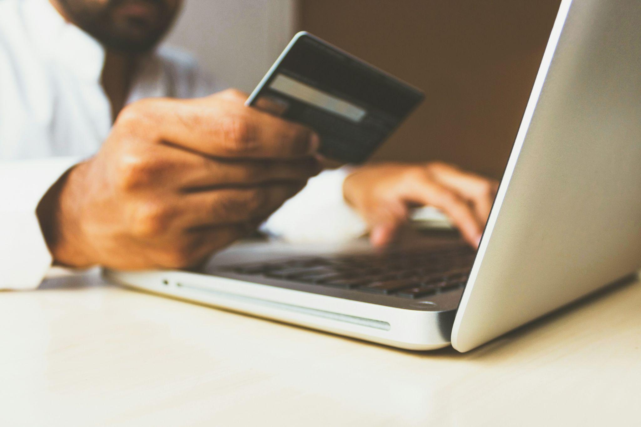 Credit online sau card: costul real începe după ce banii ajung în cont
